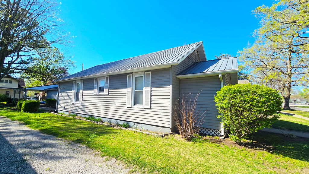 Image 6 of property listing at 322 Linden Avenue, Centralia, IL 62801