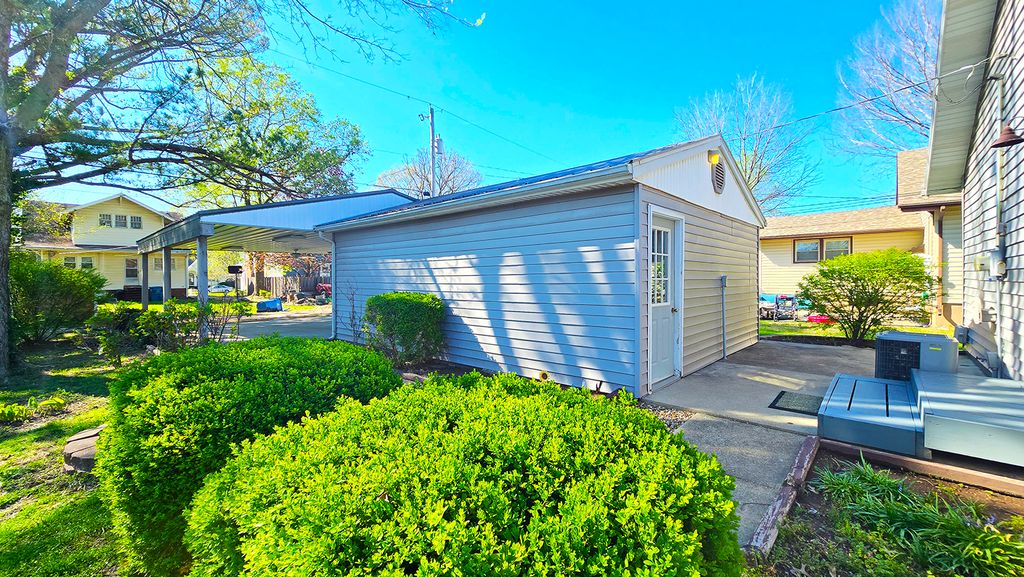 Image 7 of property listing at 322 Linden Avenue, Centralia, IL 62801