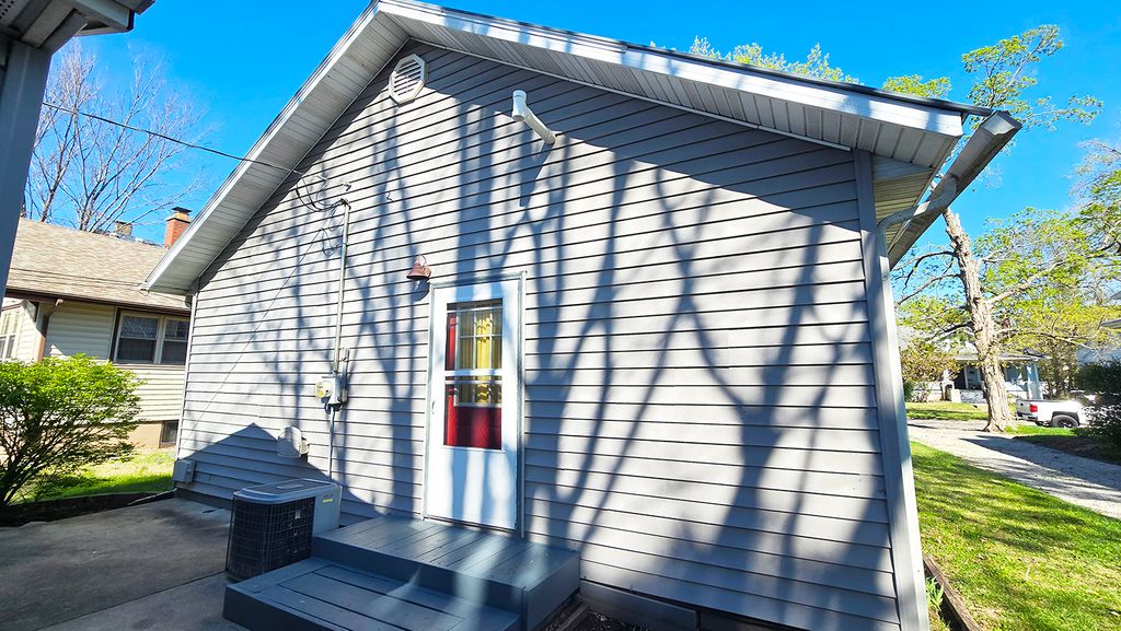 Image 9 of property listing at 322 Linden Avenue, Centralia, IL 62801