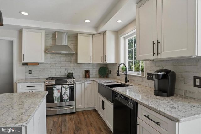 32 HILLTOP DR, Green Lane, PA 18054