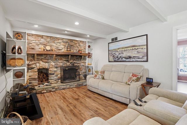 32 HILLTOP DR, Green Lane, PA 18054