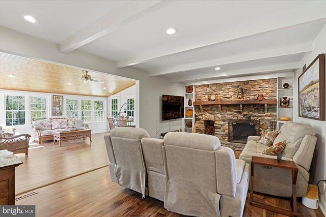 32 HILLTOP DR, Green Lane, PA 18054