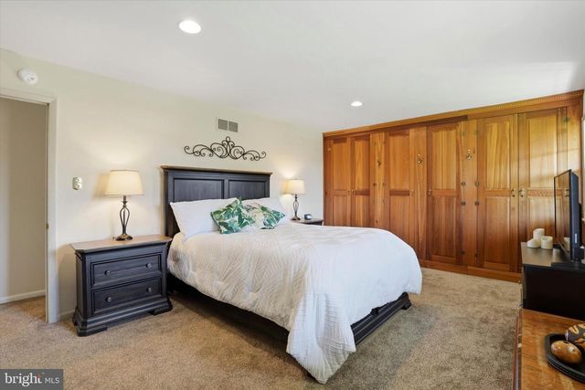 32 HILLTOP DR, Green Lane, PA 18054