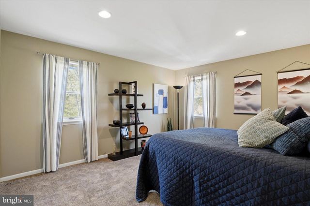 32 HILLTOP DR, Green Lane, PA 18054