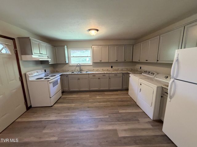 487 Right Poor Valley Road, Pennington Gap, VA 24277