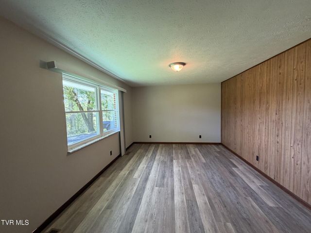 487 Right Poor Valley Road, Pennington Gap, VA 24277