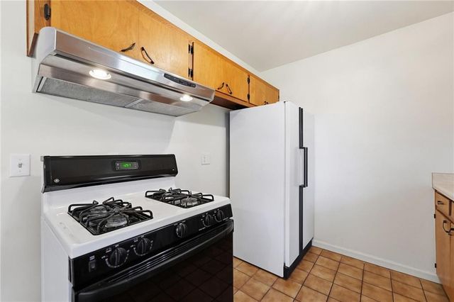 2404 NE Shady Lane Drive, Gladstone, MO 64118