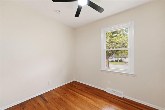 2404 NE Shady Lane Drive, Gladstone, MO 64118