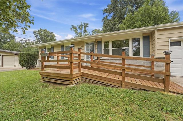 2404 NE Shady Lane Drive, Gladstone, MO 64118