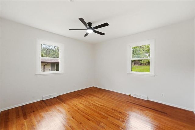 2404 NE Shady Lane Drive, Gladstone, MO 64118