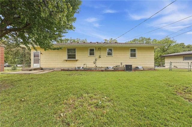 2404 NE Shady Lane Drive, Gladstone, MO 64118
