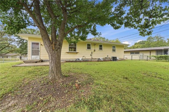 2404 NE Shady Lane Drive, Gladstone, MO 64118