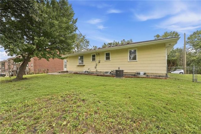 2404 NE Shady Lane Drive, Gladstone, MO 64118