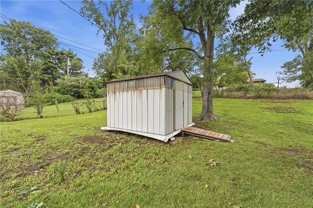 2404 NE Shady Lane Drive, Gladstone, MO 64118