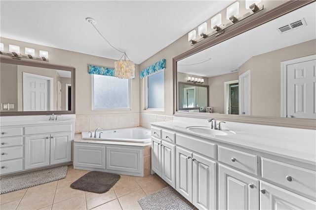 1513 SW Summit Crossing Court, Lee's Summit, MO 64081