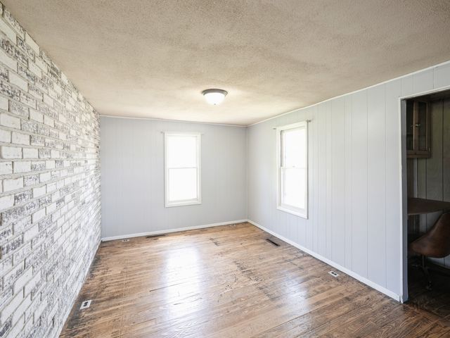 829 N 3rd Avenue E, Newton, IA 50208