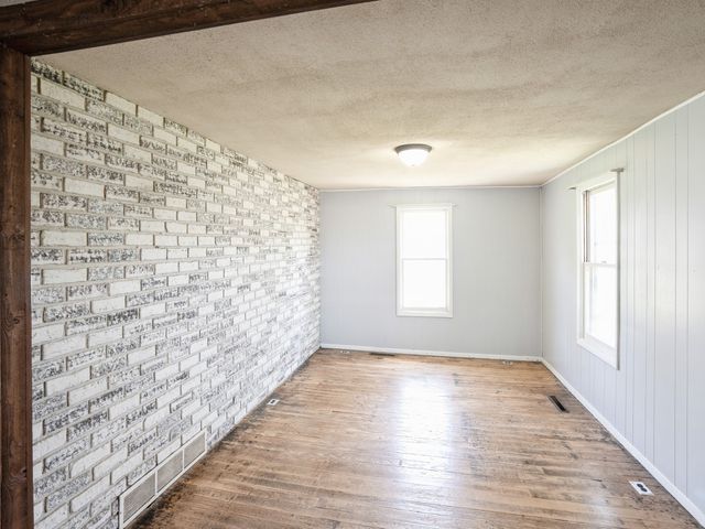 829 N 3rd Avenue E, Newton, IA 50208