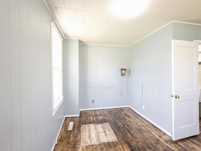 829 N 3rd Avenue E, Newton, IA 50208