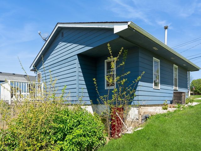 829 N 3rd Avenue E, Newton, IA 50208