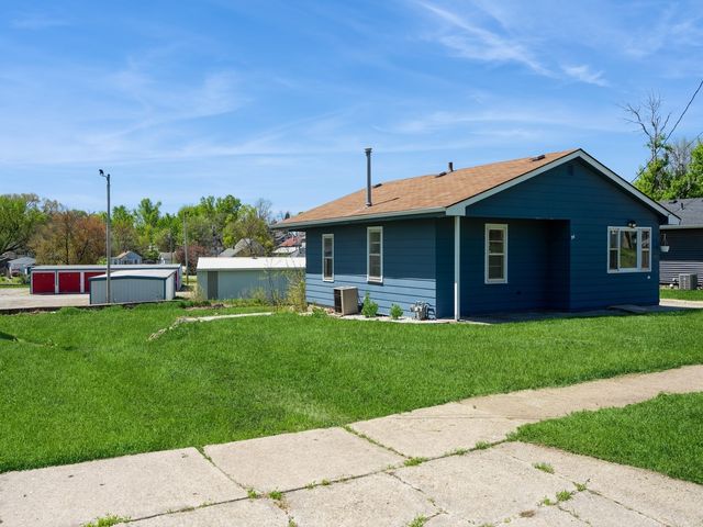 829 N 3rd Avenue E, Newton, IA 50208