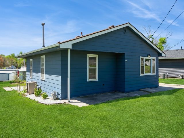 829 N 3rd Avenue E, Newton, IA 50208