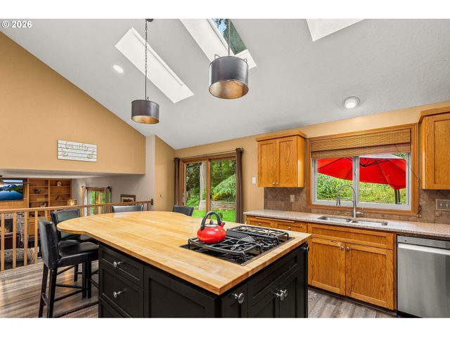 1496 BRAEMAR Dr, West Linn, OR 97068