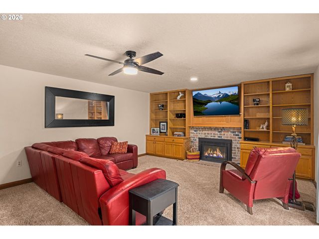 1496 BRAEMAR Dr, West Linn, OR 97068