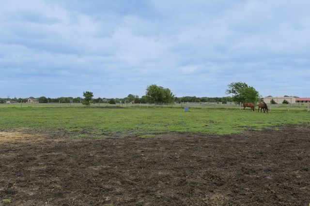 339 Meadow Lane, Red Oak, TX 75154