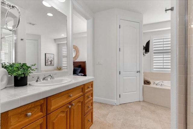 2133 Fenceline Dr, Folsom, CA 95630