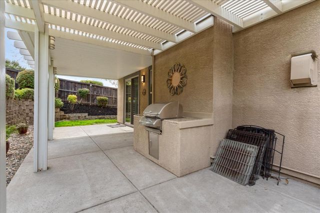 2133 Fenceline Dr, Folsom, CA 95630