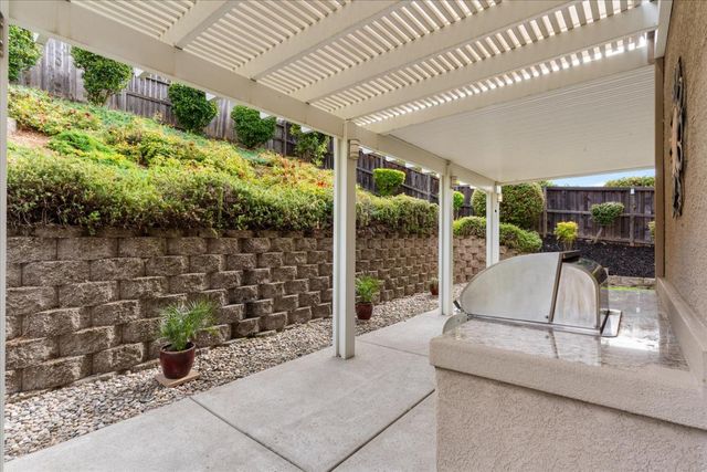 2133 Fenceline Dr, Folsom, CA 95630