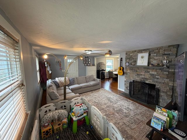 14 Elmwood Dr, Northborough, MA 01532