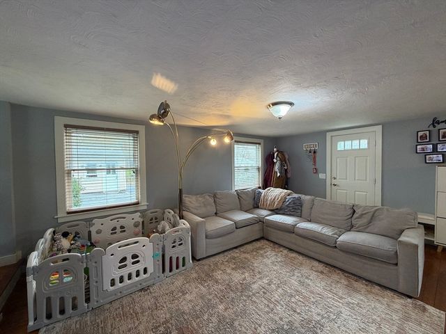 14 Elmwood Dr, Northborough, MA 01532