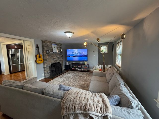 14 Elmwood Dr, Northborough, MA 01532