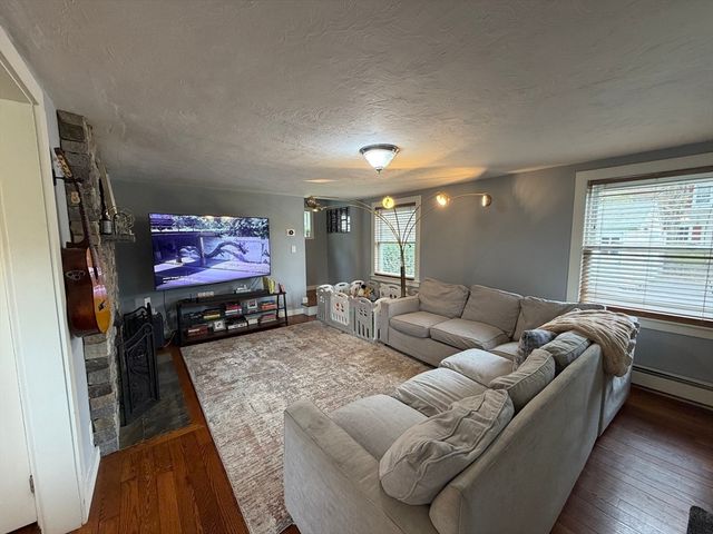 14 Elmwood Dr, Northborough, MA 01532