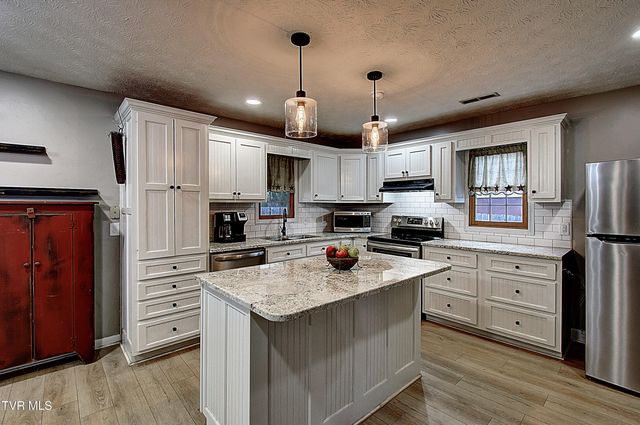 150 Little Stoney Creek Road, Elizabethton, TN 37643