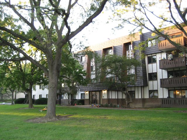 13200 W HEIDEN Circle 2408, Lake Bluff, IL 60044