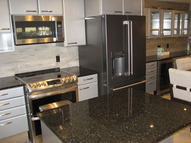 13200 W HEIDEN Circle 2408, Lake Bluff, IL 60044