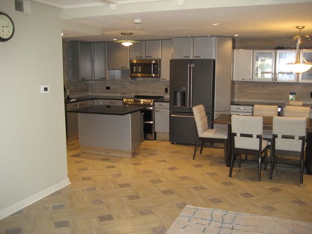 13200 W HEIDEN Circle 2408, Lake Bluff, IL 60044