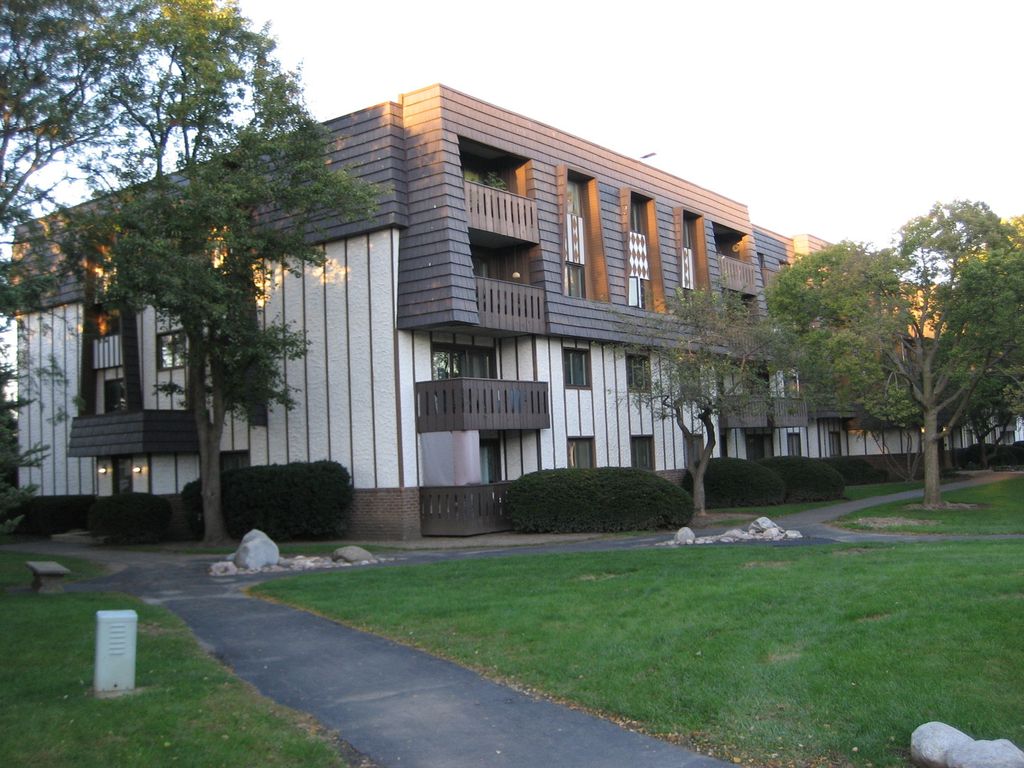 13200 W HEIDEN Circle 2408, Lake Bluff, IL 60044
