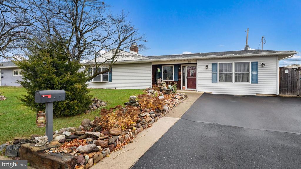 52 POST LN, Levittown, PA 19054