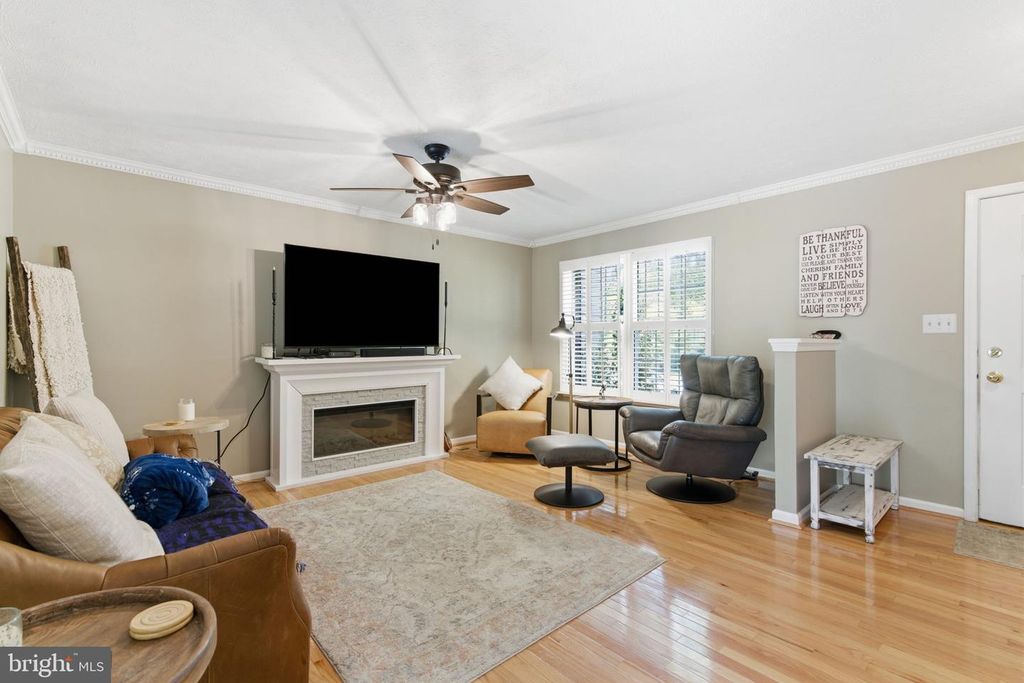 Image 5 of property listing at 8119 GRAY STONE LN, Pasadena, MD 21122