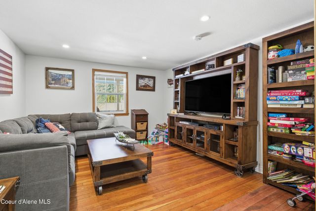 758 Meadowood RD, Sandpoint, ID 83864