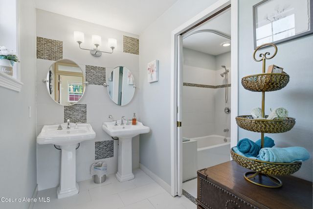 758 Meadowood RD, Sandpoint, ID 83864