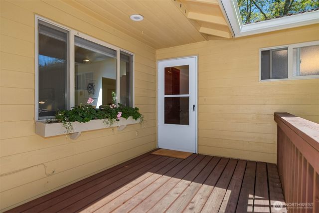 8960 NE Day Road, Bainbridge Island, WA 98110
