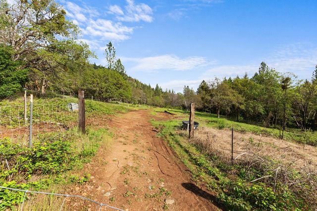 10300 N Applegate Road, Grants Pass, OR 97527