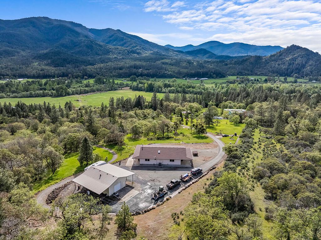 10300 N Applegate Road, Grants Pass, OR 97527