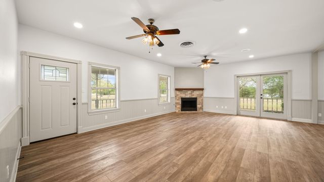 2205 S US Highway 77, Giddings, TX 78942