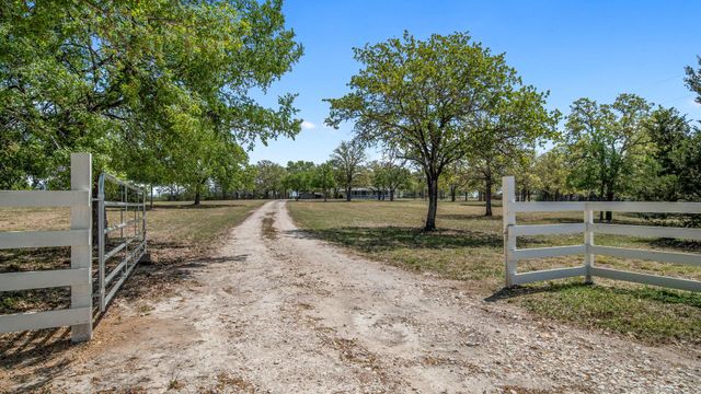 2205 S US Highway 77, Giddings, TX 78942