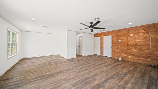 2205 S US Highway 77, Giddings, TX 78942